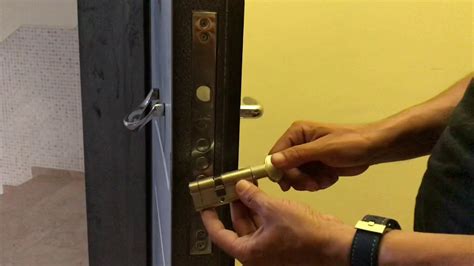 kilitli olan çelik kapı nasıl açılır